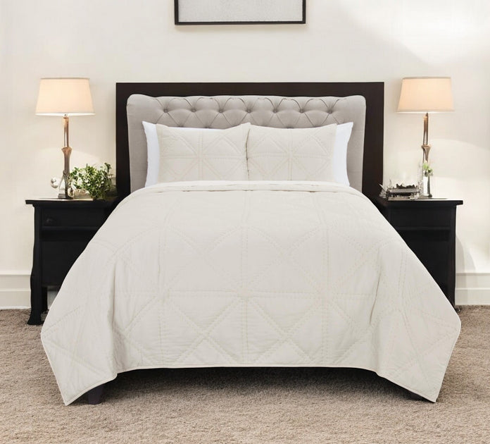 Hivvago Set of Three Ivory Geometric King Quilt 3