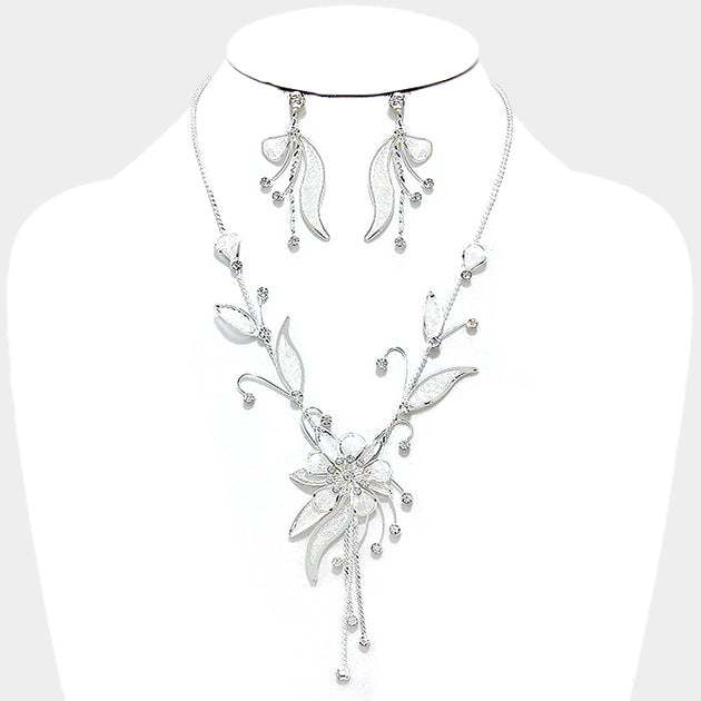 FASHNZFAB Crystal Rhinestone Flower Necklace Silver 4
