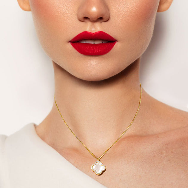 FASHNZFAB Quatrefoil Pendant Necklace Gold 2