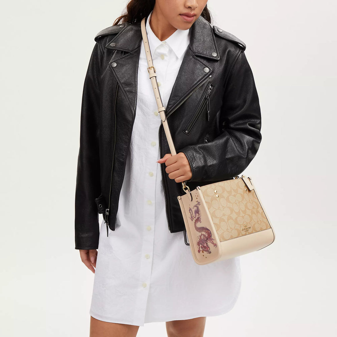 最終お値下げ！　新品　COACHエスパドリュ　22 Coach Outlet New Year Dempsey Tote 22 With Dragon | ShopSimon